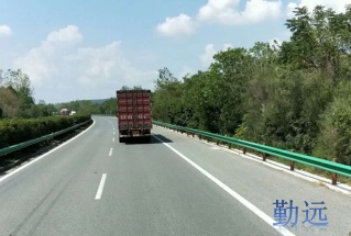 回程車行駛在高速路上