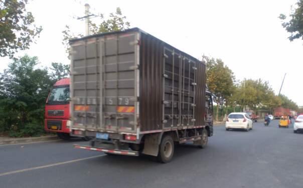 4.2米廂式貨車送貨中