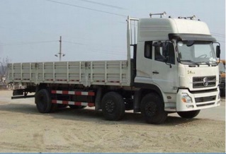 前四后四三軸貨車